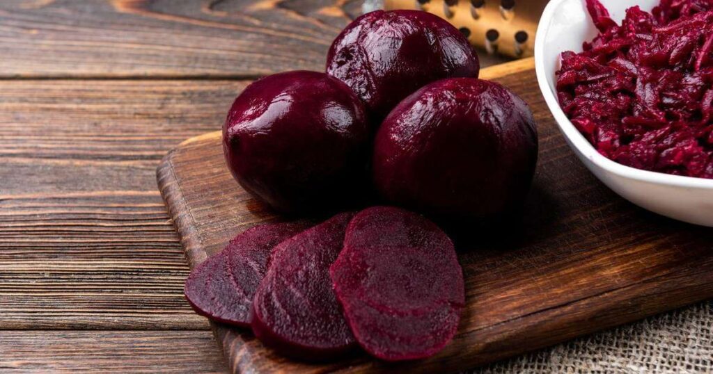 Alimentos ricos em nutrientes para fortalecer a imunidade, incluindo beterraba, iogurte, cenoura, alho, laranja, castanha-do-pará, couve, feijão e açaí.