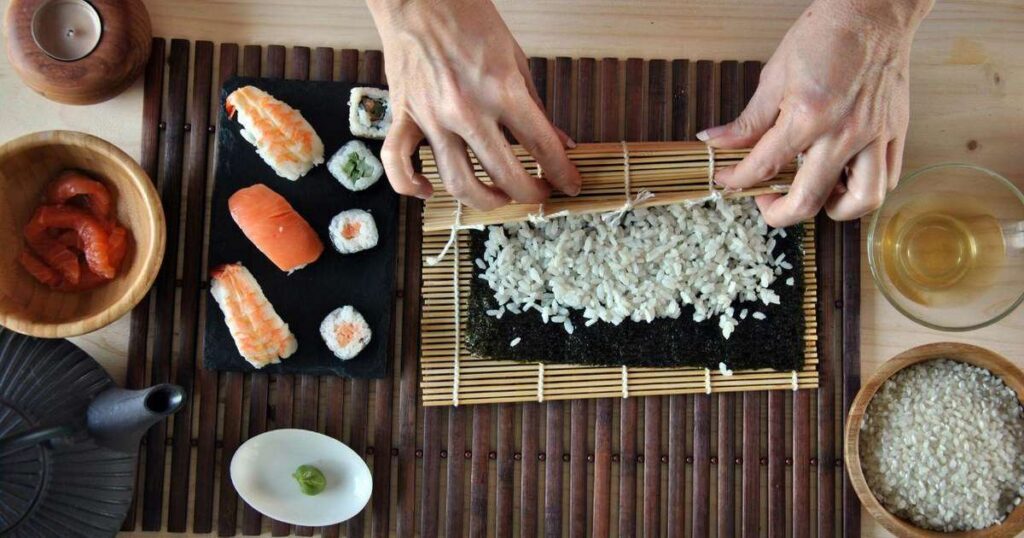 Prato de sushi colorido e saudável, com destaque para sashimi e vegetais