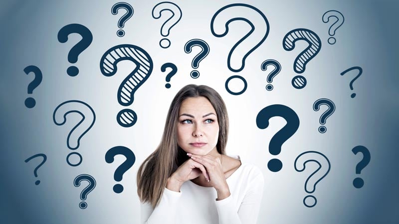 Mulher analisando sinais de menstruação e gravidez