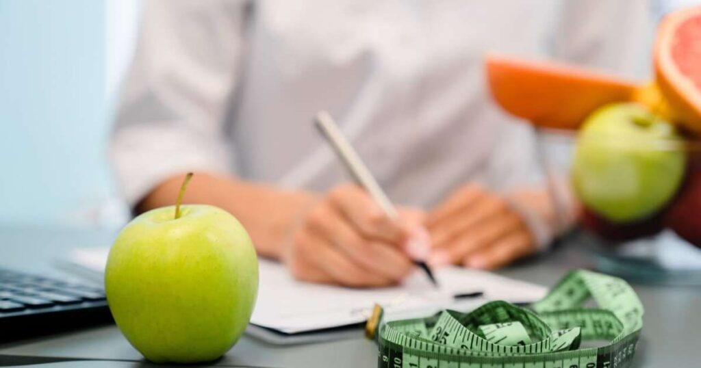 Atleta consumindo alimentos saudáveis durante o treinamento