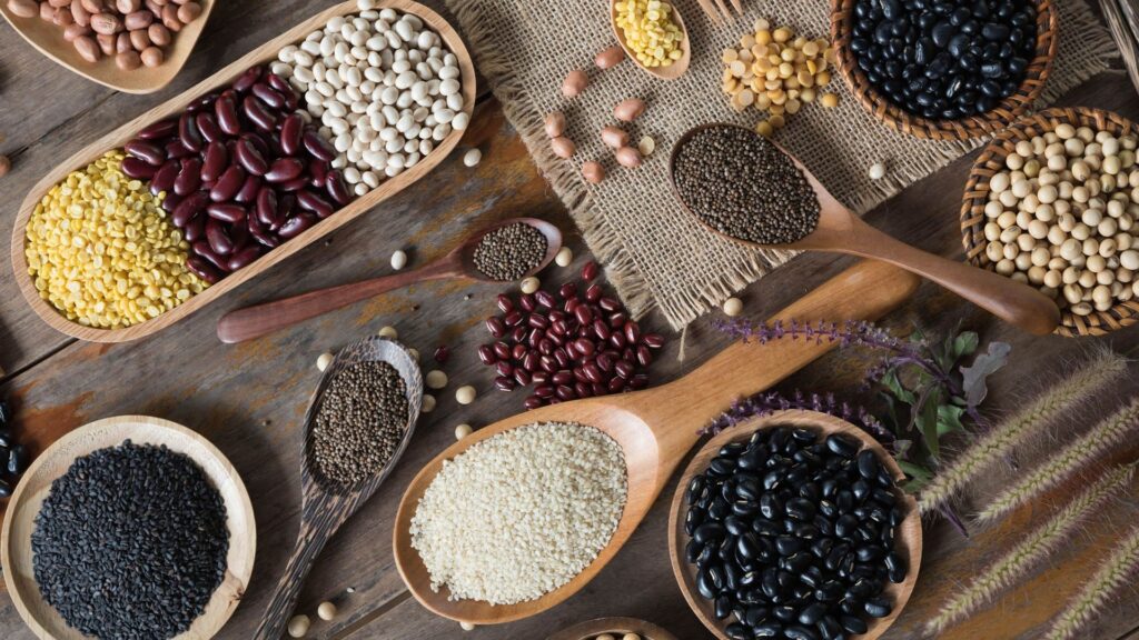 Prato colorido com uma variedade de frutas, legumes e cereais integrais, simbolizando um cardápio sustentável.