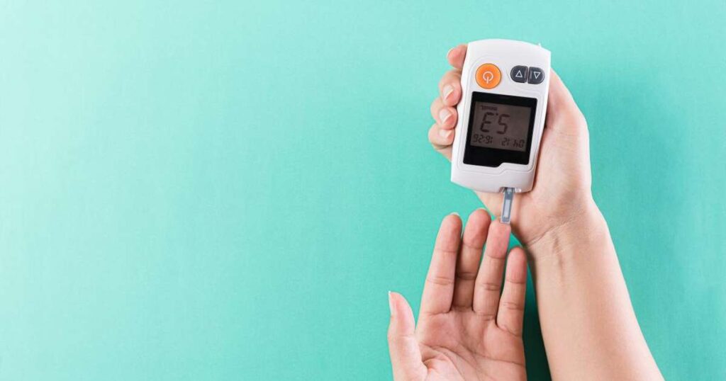 Sinais silenciosos do diabetes, incluindo sede excessiva, cansaço constante e feridas de cicatrização lenta