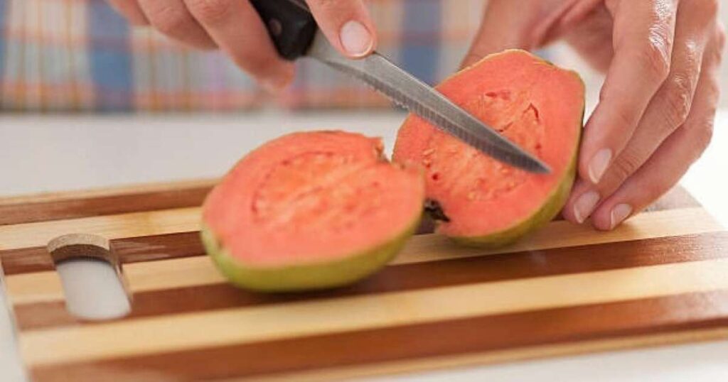 Goiaba fresca em uma mesa, simbolizando seus benefícios para a imunidade e saúde intestinal