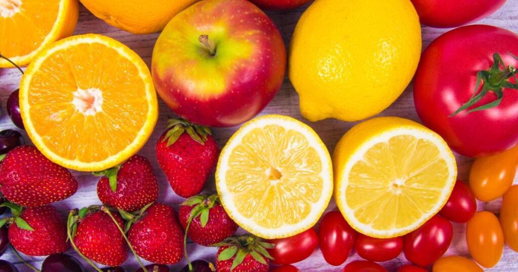 Frutas e vegetais ricos em vitamina C como acerola, laranja, kiwi e brócolis