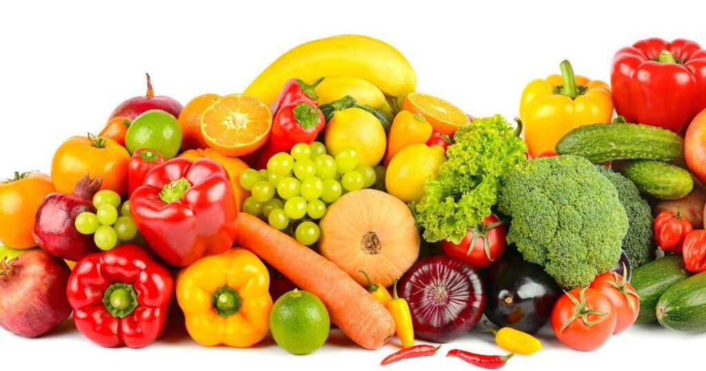 Colorido prato com 13 alimentos anti-inflamatórios, incluindo frutas, legumes e peixes