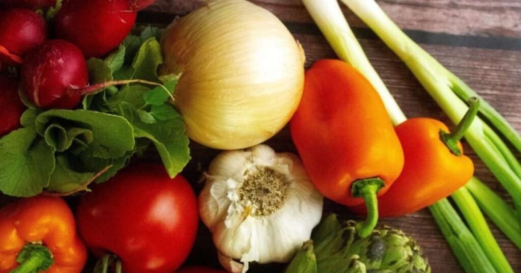 Sete alimentos poderosos para fortalecer a imunidade e evitar resfriados, incluindo laranja, limão, kiwi, acerola, tomate, peixes e ovos, nozes e sementes.