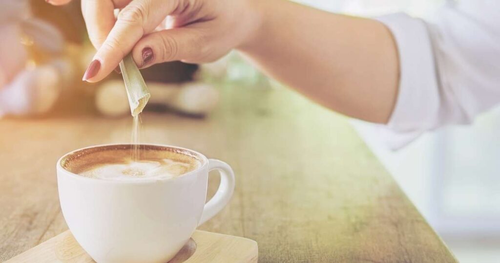 Comparação visual entre açúcar e adoçantes naturais como estévia e eritritol