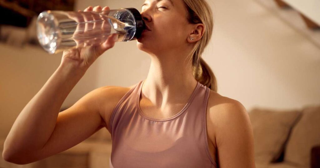 Copo de água ao lado da cama ao amanhecer