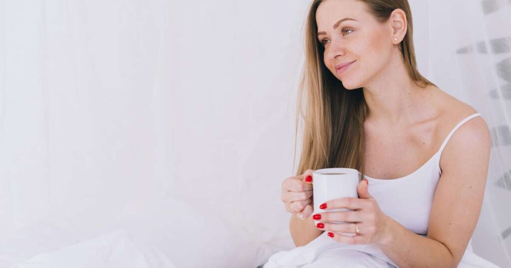 Copos de leite sobre uma mesa com um ambiente tranquilo, ideal para relaxar antes de dormir.