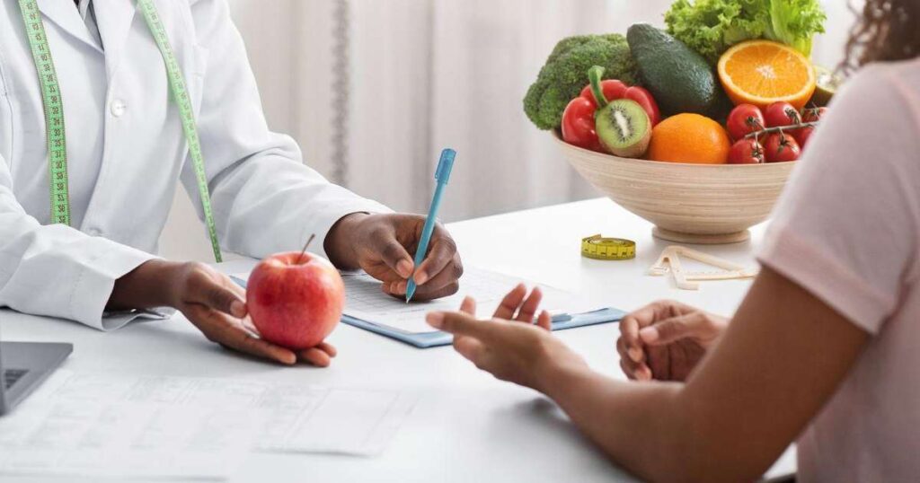 Uma mulher saudável com prato colorido de alimentos naturais ricos em ômega-3 e fibras