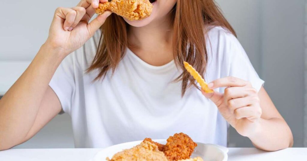 Pessoa segurando a barriga, sentindo fome após uma refeição