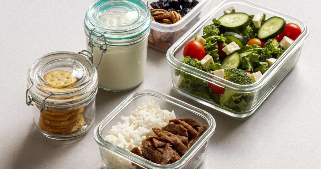 Potes herméticos organizados na geladeira com comida armazenada de forma adequada