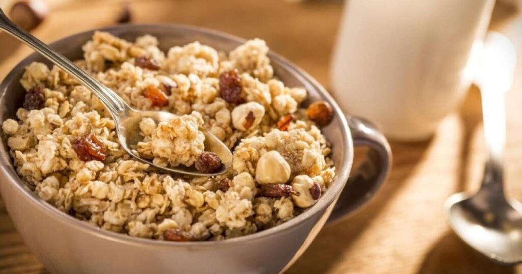 Granola saudável servida com frutas e iogurte