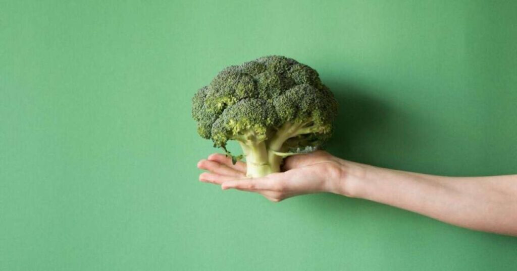 Alimentos saudáveis para proteger o fígado, incluindo café, chá verde, frutas vermelhas, uvas, vegetais crucíferos, nozes e azeite de oliva.