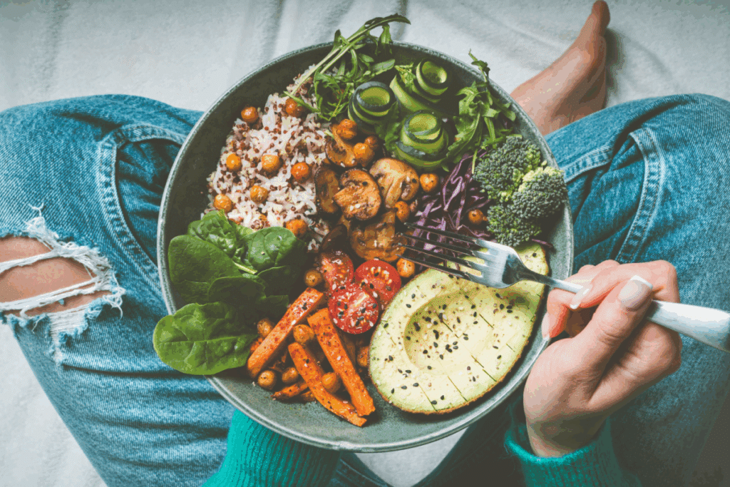 Alimentos saudáveis que beneficiam a saúde do cérebro, como peixes ricos em ômega 3, frutas vermelhas, vegetais de folhas verdes e azeite de oliva.