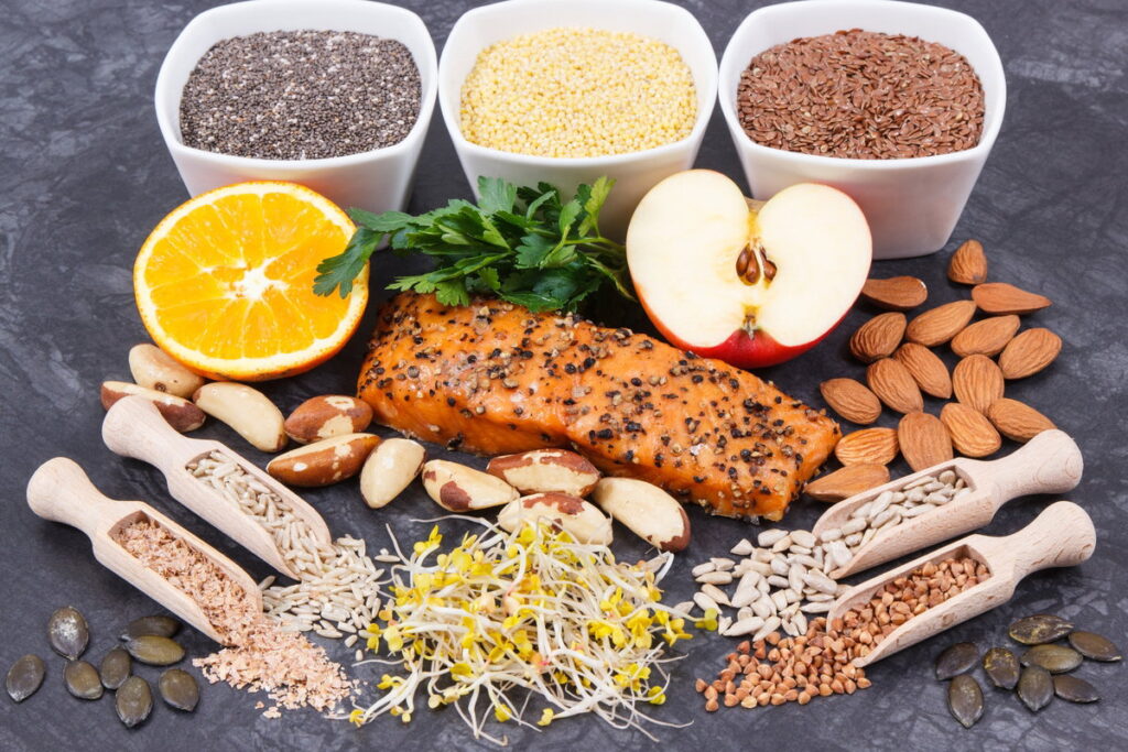 Prato saudável com alimentos que favorecem a tireoide, como peixe, vegetais e grãos integrais.