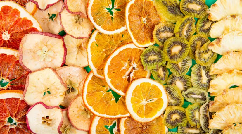 Frutas liofilizadas crocantes em um recipiente, representando uma opção saudável de lanche.