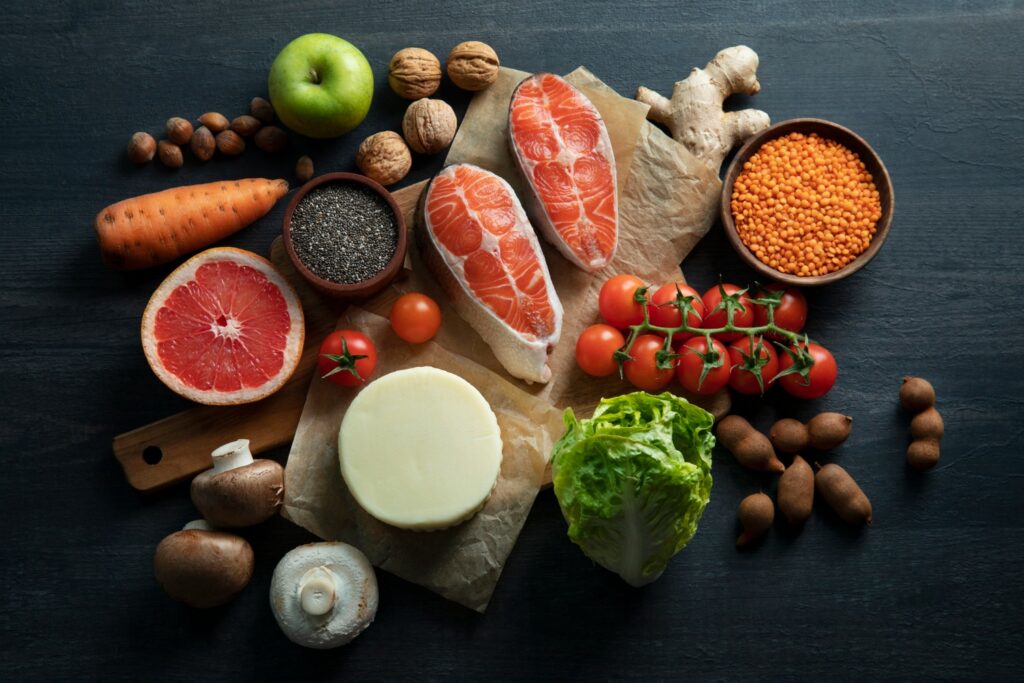 Prato balanceado com alimentos recomendados para quem toma Mounjaro, incluindo frango desfiado, arroz integral, abobrinha cozida e um fio de azeite.